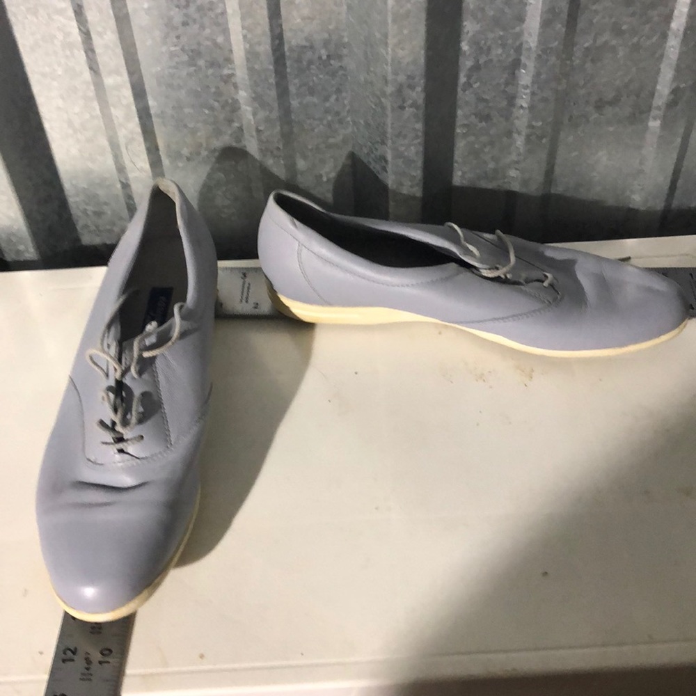 12 b/2a Easy Spirit light purple  tie up loafers.